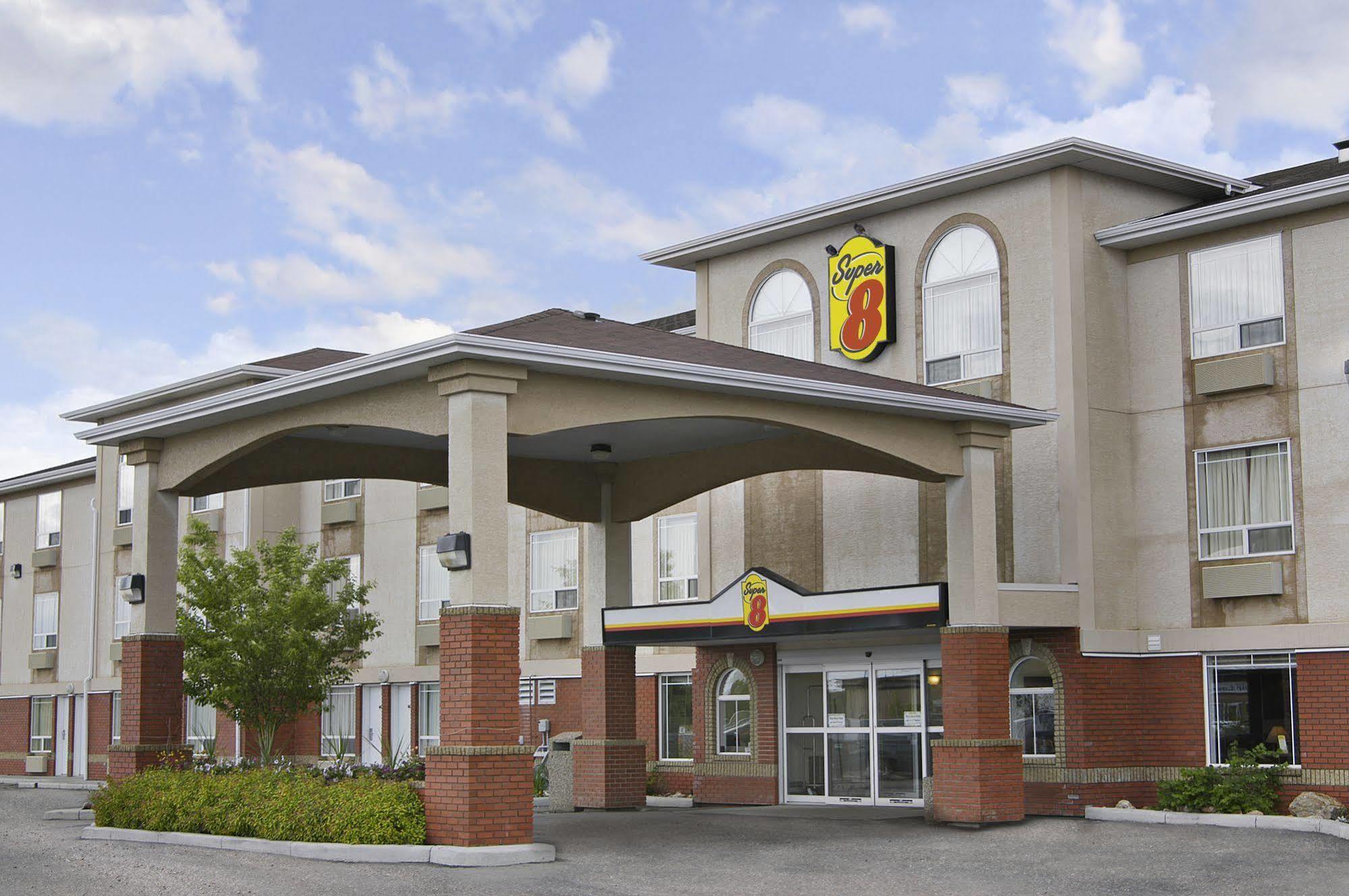 Super 8 By Wyndham High River Ab Εξωτερικό φωτογραφία